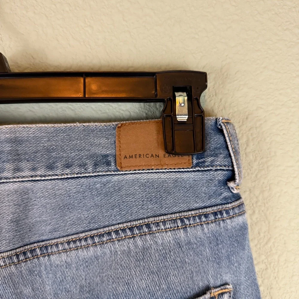 American Eagle High Waisted Mom Jeans Size 4 Short Light Wash Distressed Raw Hem